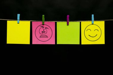 Uzay kopyalayın. Dört renkli çıkartmalar. Pozitif ve negatif, duyguları ile pembe ve gri sayfaları suratlar üzerinde. Öfke. Gülümseme.