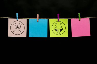 Uzay kopyalayın. Dört çıkartmaları. Doğum bir beyaz sayfa smiley üzgün bir ifade ile diğer yandan servet duygusu sarı.