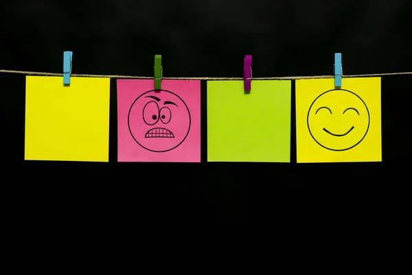 Ricevuto. Quattro adesivi multicolori. Su pagine rosa e grigie smiley con positivo e negativo, emozioni. Rabbia. Sorridi . — Foto Stock