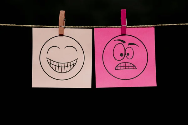 Copiar espacio. Dos pegatinas multicolores con emoticonos. ¡Joy! Furia. Positivo y negativo . —  Fotos de Stock