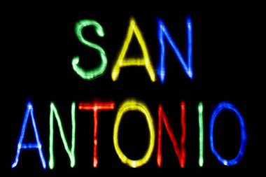 Işık boyama. Şehir adı. San Antonio, mavi, sarı, yeşil ve kırmızı.