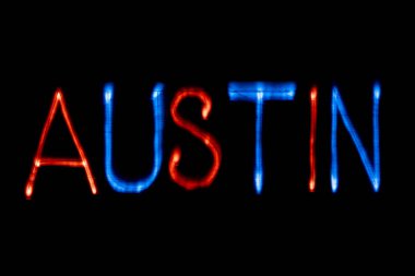 Işık boyama. Şehir adı. Austin. Mavi ve kırmızı renkler.