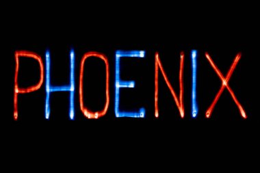 Işık boyama. Şehir adı. Phoenix. Mavi ve kırmızı renkler.
