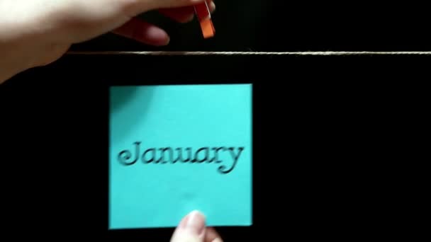 Ay bir yıl içinde değişti. Ocak Şubat'ta. Kış. Sayfaları el ile bir clothespin halata değiştirilir. — Stok video