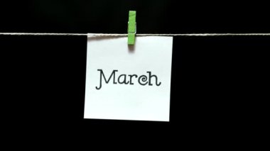 Ay bir yıl içinde değişti. Kış, bahar, yaz, sonbahar. Sayfaları el ile bir clothespin halata değiştirilir.