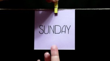 Pazar yazıt ile beyaz etiket. Sayfayı el ile bir clothespin halata ile bağlı olduğu.