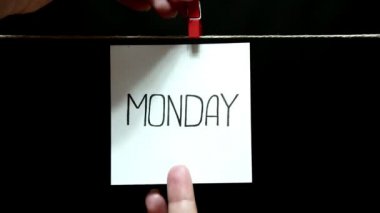 Uzay kopyalayın. Pazartesi yazıt ile beyaz etiket. Sayfayı el ile bir clothespin halata ile bağlı olduğu.