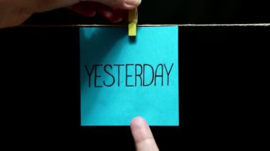 Uzay kopyalayın. Dün yazıt ile mavi etiket. Sayfayı el ile bir clothespin halata ile bağlı olduğu.