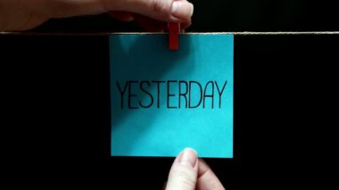 Uzay kopyalayın. Dün yazıt ile mavi etiket kelime ile beyaz bir sayfa ile bugün yerini.