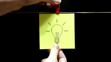 Uzay kopyalayın. Fikirler ve içgörü bir sembolü olarak Işık Ampüller desenli Sticker.