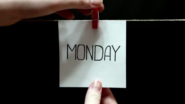Copiar espacio. Pegatina con la inscripción el lunes. Reemplazo. Página con la palabra martes . — Vídeo de stock
