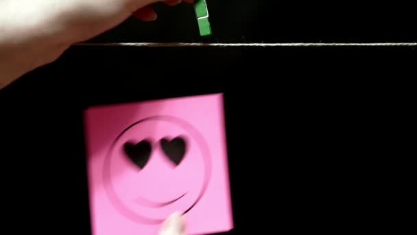 Emozioni. Sostituzione adesivi. Nella pagina rosa un'espressione d'amore. In altra pagina un'espressione di rabbia . — Video Stock