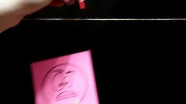 Duygular. Etiketleri değiştirme. Bir değişiklik için pozitif negatif. Pembe sayfasında öfke bir ifadesi. Yüzündeki gülümseme ve dostça konumunu diğer sayfada.