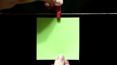 Uzay kopyalayın. Saf yeşil etiket. Sayfayı el ile bir clothespin halata ile bağlı olduğu.