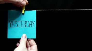 İki çıkartmaları. Mavi gökyüzünde dün yazıt. Kızdırma lamba fikirler ve içgörü bir sembolü olarak bir deseni ile sarı sayfa.