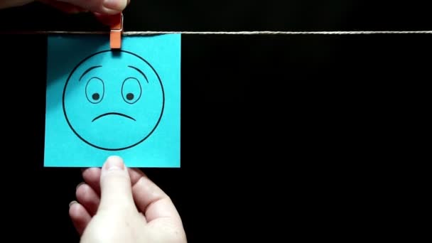 Due adesivi. Emozioni. Sulla pagina blu sul viso un'espressione di delusione e tristezza. Lampada sul come simbolo dell'idea e intuizione . — Video Stock