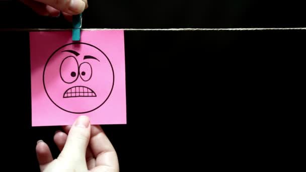 Due adesivi. Emozioni. Adesivo rosa con un'espressione facciale di rabbia. Sull'adesivo bianco un'espressione di umore festivo . — Video Stock