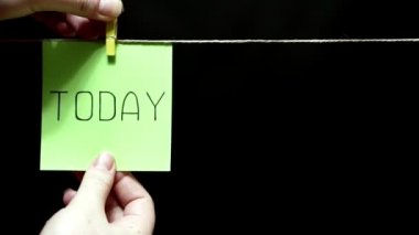 İki çıkartmaları. Sarı sayfa yazıt bugün. Bir sevgi ifadesi yüzündeki pembe sayfasında.