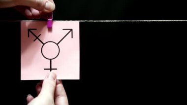 İki çıkartmaları. Duygular. Beyaz kağıda transseksüel sembolü görüntüdür. Gülümseme ve iyi doğa doğru sayfa yüzünde.