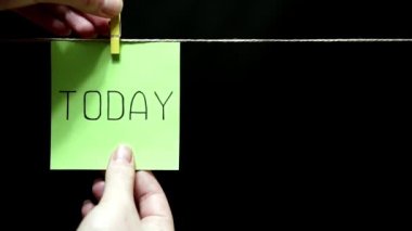 İki çıkartmaları. Yeşil yaprak yazıt bugün. Gülümseme ve iyi doğa doğru sayfa yüzünde.