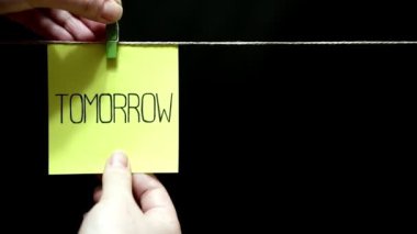 İki çıkartmaları. Sarı sayfa yazıt yarın. Gülümseme ve iyi doğa doğru sayfa yüzünde.