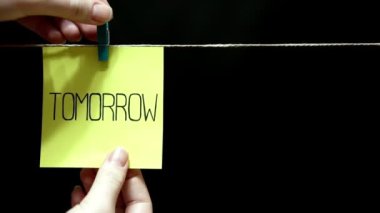 İki çıkartmaları. Duygular. Sol sarı sayfa yazı yarın. Şu sarı sayfa üzerinde yüzde işareti olduğu.