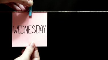 İki renkli çıkartmalar. Duygu. Bir sayfa yazı Çarşamba yaptı. Gülümseme ve iyi doğa doğru sayfa yüzünde.