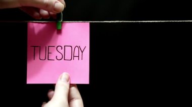 İki renkli çıkartmalar. Duygu. Üzerinde bir levha yazıt Salı pembe yaptı. Gülümseme ve iyi doğa doğru sayfa yüzünde.