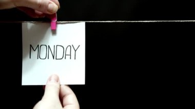 İki renkli çıkartmalar. Duygu. Üzerinde bir levha yazı Pazartesi beyaz yaptı. Gülümseme ve iyi doğa doğru sayfa yüzünde.