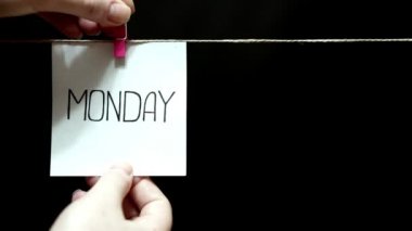 İki renkli çıkartmalar. Duygu. Üzerinde bir levha yazı Pazartesi beyaz yaptı. Bir sevgi ifadesi yüzündeki pembe sayfasında.