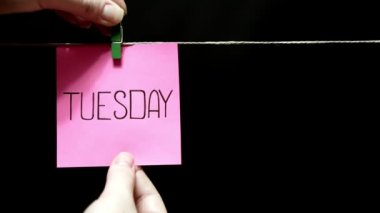 İki renkli çıkartmalar. Duygu. Bir sayfa yazı Salı yaptı. Bir sevgi ifadesi yüzündeki pembe sayfasında.