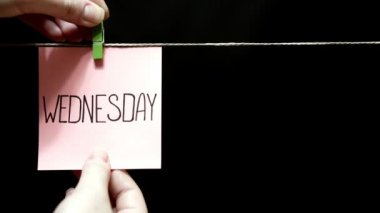 İki renkli çıkartmalar. Duygu. Bir sayfa yazı Çarşamba yaptı. Bir sevgi ifadesi yüzündeki pembe sayfasında.