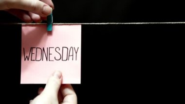 İki renkli çıkartmalar. Duygu. Bir sayfa yazı Çarşamba yaptı. Üzerine beyaz bir levha bir ifade şenlikli ruh hali.