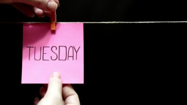 İki renkli çıkartmalar. Duygu. Bir sayfa yazı Salı yaptı. Üzerine beyaz bir levha bir ifade şenlikli ruh hali.