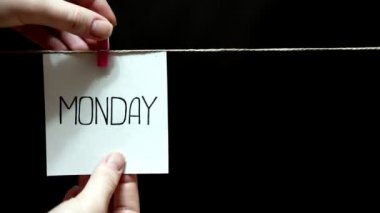 İki renkli çıkartmalar. Duygu. Üzerinde bir levha yazı Pazartesi beyaz yaptı. Üzerine beyaz bir levha bir ifade şenlikli ruh hali.