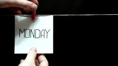 İki renkli çıkartmalar. Duygu. Üzerinde bir levha yazı Pazartesi beyaz yaptı. Kızdırma lamba fikirler ve içgörü bir sembolü olarak bir deseni ile sarı sayfa.