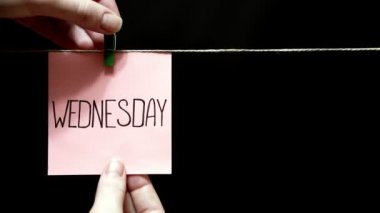 İki renkli çıkartmalar. Bir sayfa yazı Çarşamba yaptı. Kızdırma lamba fikirler ve içgörü bir sembolü olarak bir deseni ile sarı sayfa. Koyu arka plan.