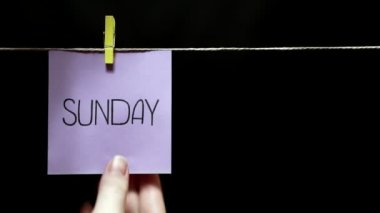 İki renkli çıkartmalar. Duygu. Sol leylak üzerinde bir levha yazıt Pazar. Kızdırma lamba fikirler ve içgörü bir sembolü olarak bir deseni ile sarı sayfa.