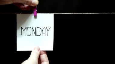 İki renkli çıkartmalar. Üzerinde bir levha yazı Pazartesi beyaz yaptı. Şu sarı sayfa üzerinde yüzde işareti olduğu. Siyah arka plan.