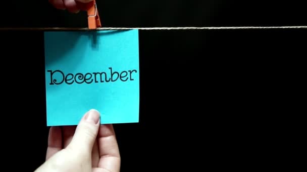 Due adesivi multicolori. A sinistra blu un'iscrizione su foglio dicembre. Sul bianco giusto un foglio un'espressione di umore festivo . — Video Stock
