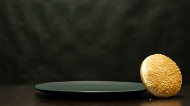 Hamburger. Bir mutfak çanak pişirme tasvir çerçeveler bir dizi.