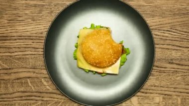 Hamburger. Bir burger yeme tasvir çerçeve dizisi.