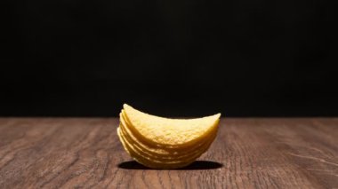 Zaman atlamalı. Çıtır patates cipsi. Bir yığında birbirini görünür ve sıkıştırın.