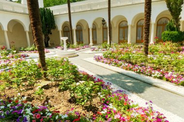 (Bu cennetler) orada her ikisine de cennet bahçeleri (vardır)..