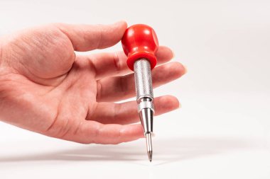 Elinde kırmızı sapı kesilmiş yeni bir çadır.