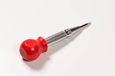 Beyaz arkaplanda kesilmiş ahşap saplı yeni çadır