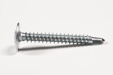 Metal ya da krom, beyaz arka plandaki vidaları tamir ediyor. Makro