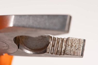 Beyaz arkaplanda tek pense kombinasyonu izole