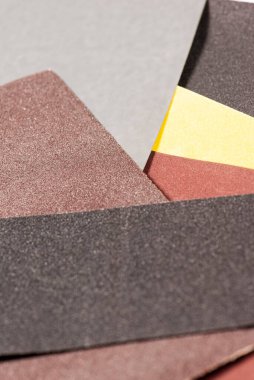 Tahta işçiliği için kahverengi zımpara kağıdı. Makro aşındırıcı madde