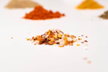 Hint baharatları koyu ahşap masadan seçiliyor. Yiyecek ya da baharatlı yemek konsepti, sağlıklı beslenme arka planı..